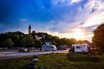 Wohnmobilstellplatz: Wohnmobilstellplatz Kloster Andechs - Wohnmobilstellplatz Andechs