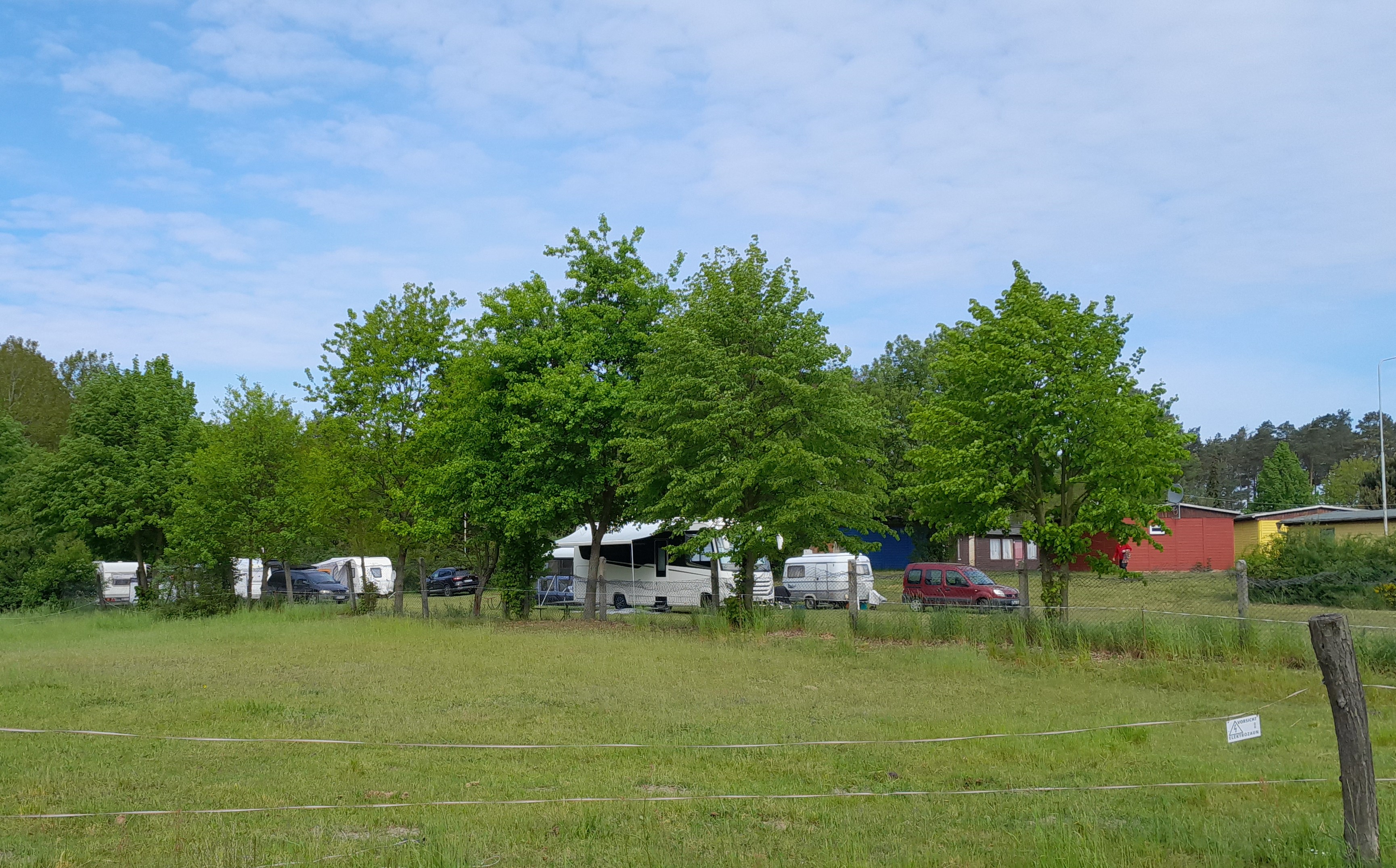 Wohnmobilstellplatz: Plätze auf der großen Wiese in der Ferienanlage Goldpunkt - Stellplätze in der Ferienanlage am Körbaer See