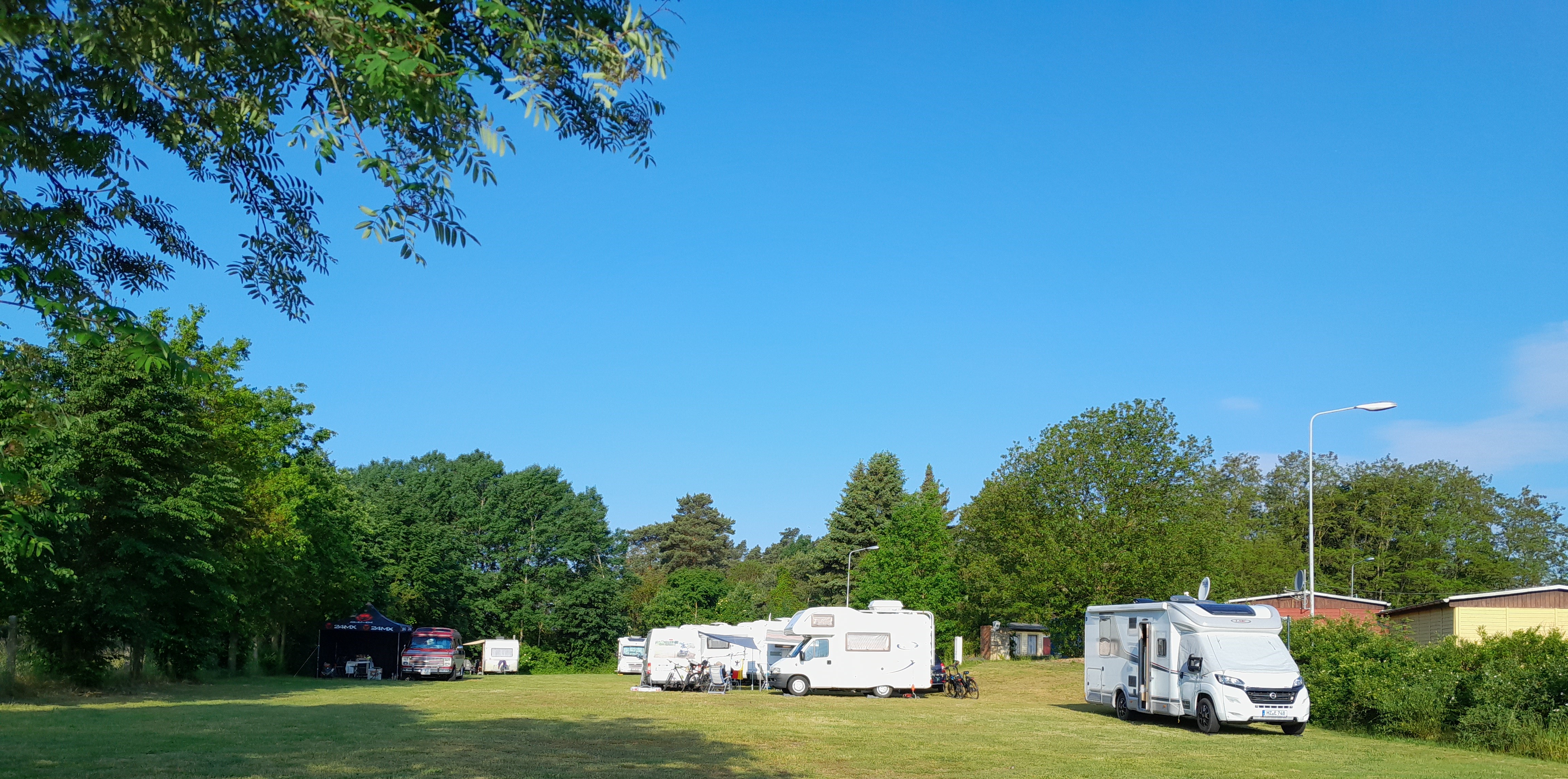 Wohnmobilstellplatz: Wiese - Stellplätze in der Ferienanlage am Körbaer See