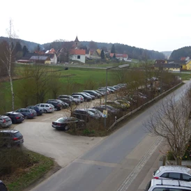 Wohnmobilstellplatz: Draufsicht Parkplatz im November - Veitsaurach, kleines Aurachtal, nähe Schwabach