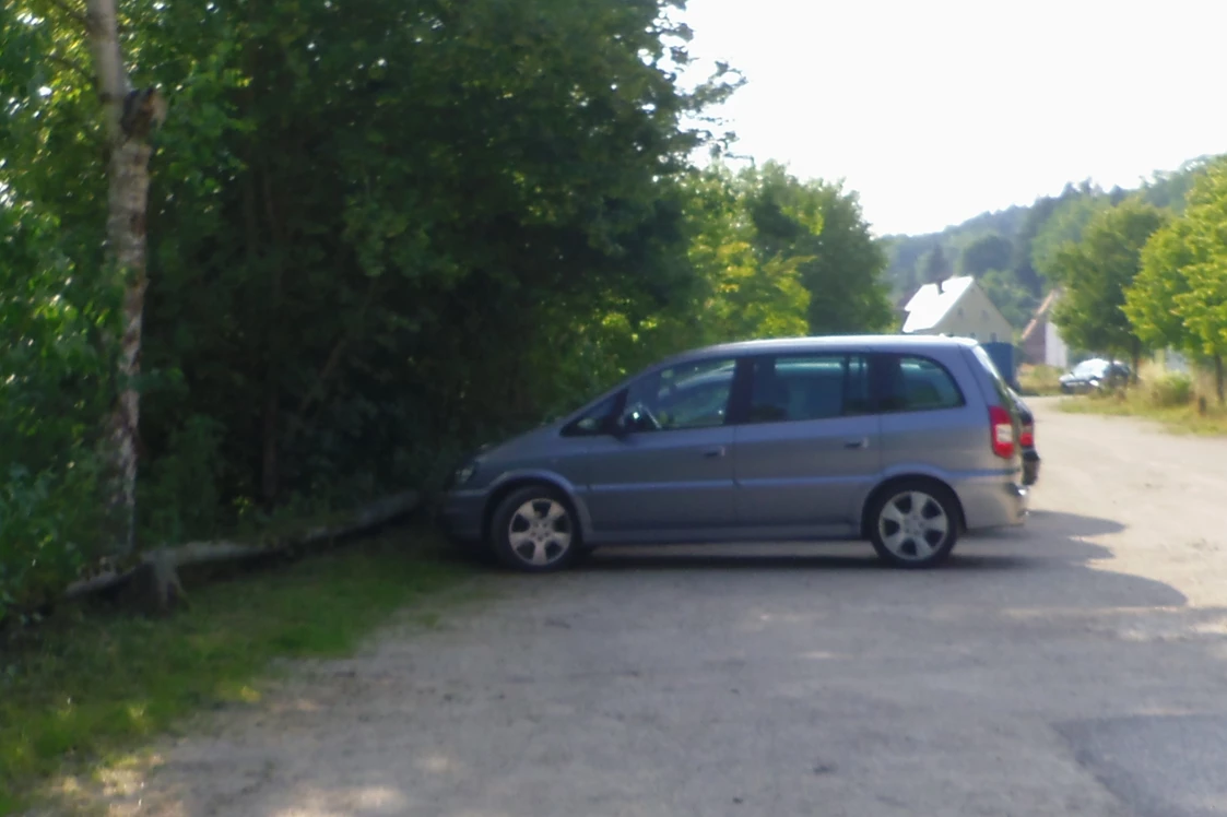 Wohnmobilstellplatz: Ausschnitt des Parkplatzes im Sommer - Veitsaurach, kleines Aurachtal, nähe Schwabach