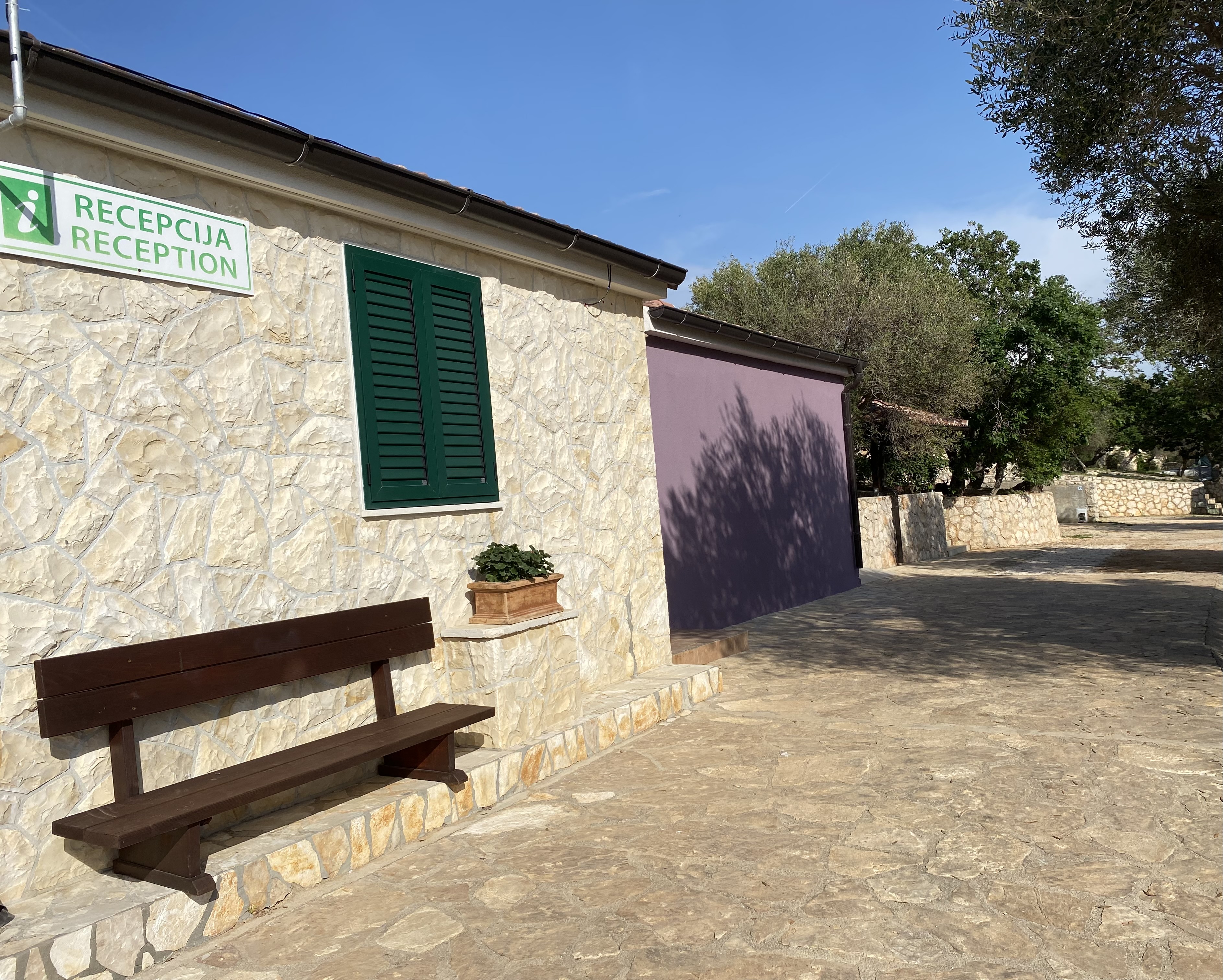 Wohnmobilstellplatz: An der Rezeption. - Kamp Kanić