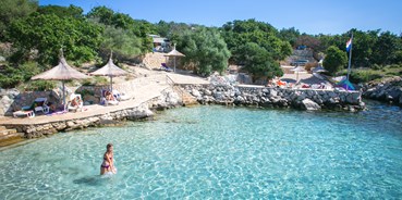 Reisemobilstellplatz - Kroatien - Kristallklares Meer, hellgelber Sand und heiße Sonne.
Es gibt keinen besseren Weg, um Ihren Nachmittag zu verbringen. - Kamp Kanić