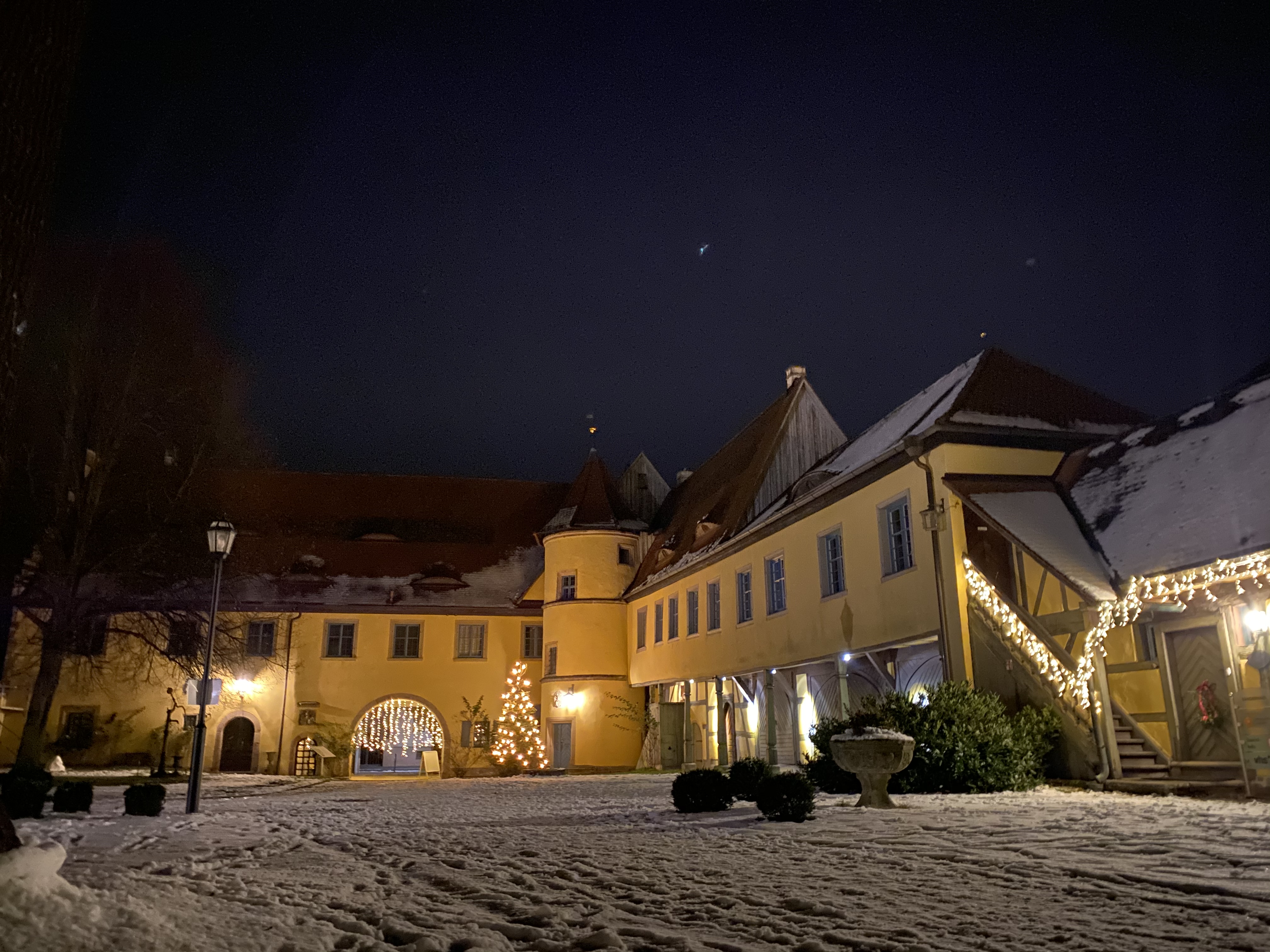 &#225;rea camper - Bamberg (Bamberg) - Adelsdorfer Schloss  - Stellplatz im Aischgrund