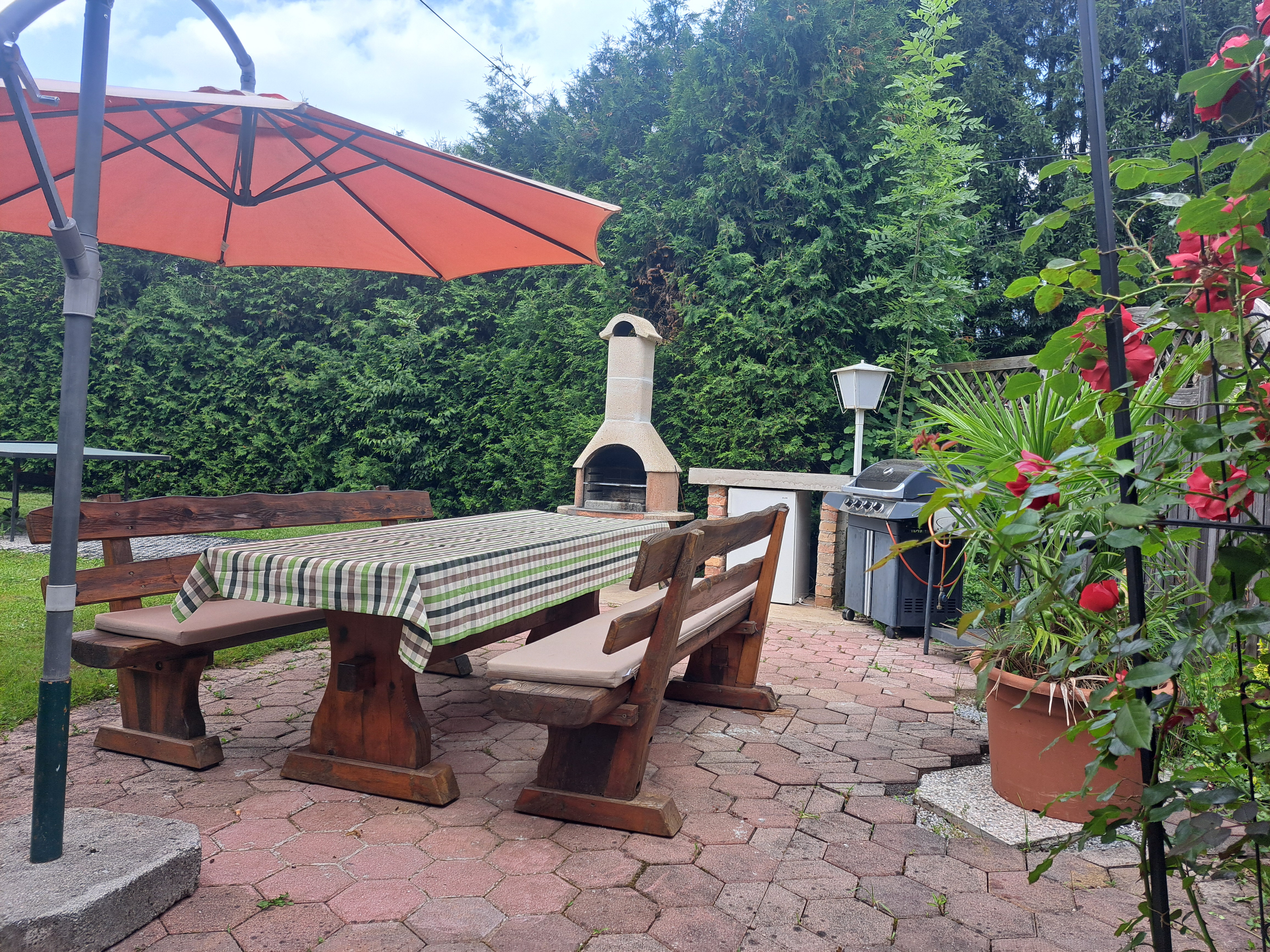 Wohnmobilstellplatz: Garten und Grillmöglichkeit: Holzkohle & Gasgrill - Gästehaus Ganthaler - Areal, Infrastruktur, Verpflegung