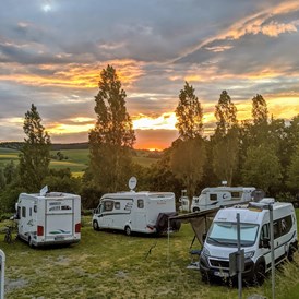 Wohnmobilstellplatz: Sonnenuntergang - Naturcamp Thulbatal