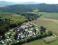 Wohnmobilstellplatz: Luftansicht. Wohnmobilstellplatz unten rechts. - Ferienanlage Erzeberg (Bad Emstal / bei Kassel)