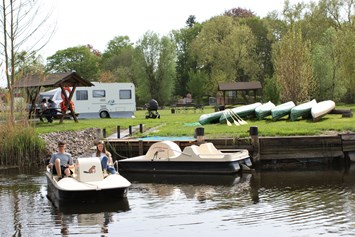 Wohnmobilstellplatz: Bootsverleih mit Kanu und Tretboot im Angebot - Randow-Floß Camp