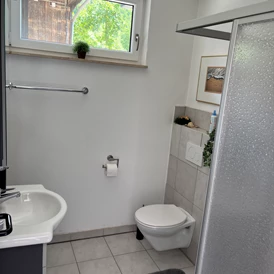 Wohnmobilstellplatz: Saubere Toilette mit Waschbecken Spiegel und Dusche  - Altdorf im Anlautertal 