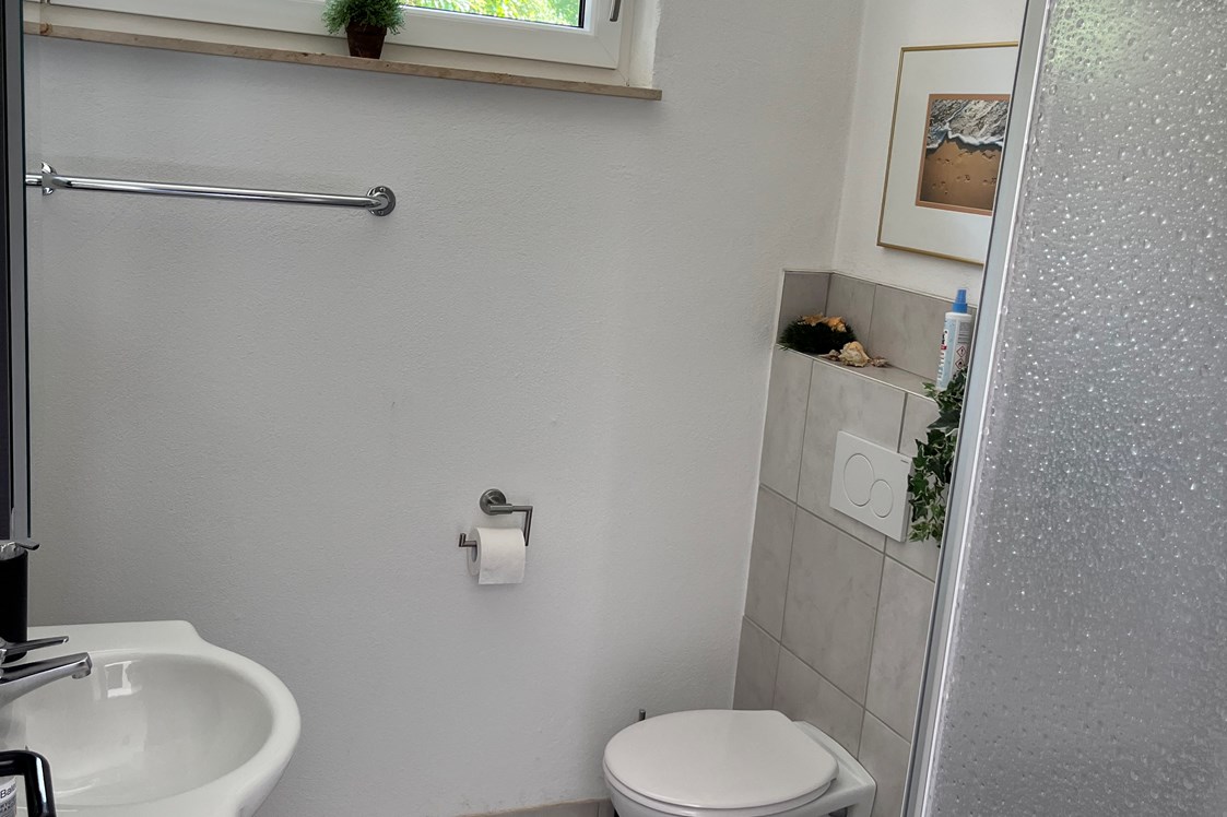 Wohnmobilstellplatz: Saubere Toilette mit Waschbecken Spiegel und Dusche  - Altdorf im Anlautertal 