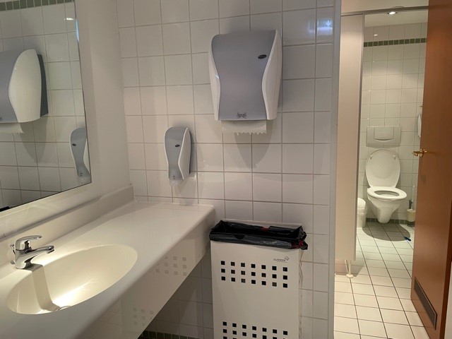 Wohnmobilstellplatz: Toilette - Beim Highway Hotel