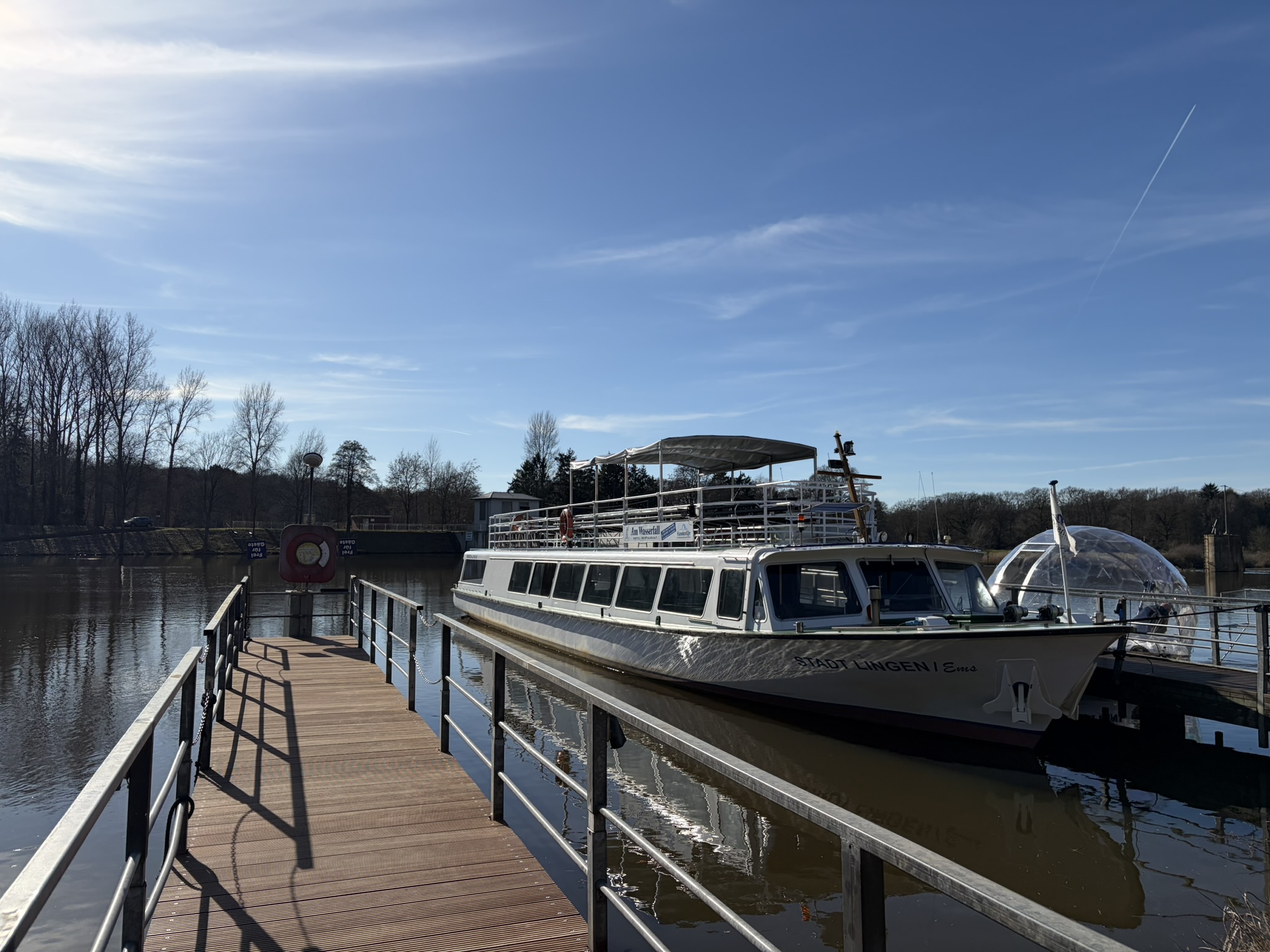 Wohnmobilstellplatz: Schiff für Ausflugsfahrten - Camping am Wasserfall  (Lingen Hanekenfähr)