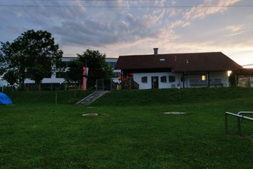 Wohnmobilstellplatz: Vereinsheim mit Sanitärräumen u. Zeltwiese - Kanu Club Cham