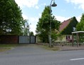 Wohnmobilstellplatz: Unser Hof von der Straße aus betrachtet - Landvergnügen-Stellplatz Ökohof Fläming