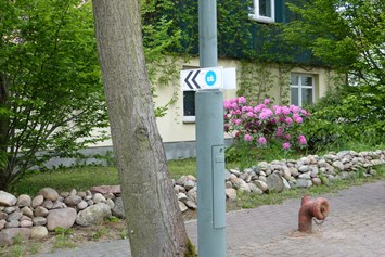 Wohnmobilstellplatz: Das Landvergnügen-Schild am Straßenrand macht auf unseren Stellplatz aufmerksam. - Landvergnügen-Stellplatz Ökohof Fläming