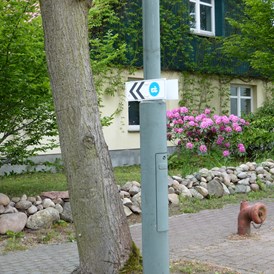Wohnmobilstellplatz: Das Landvergnügen-Schild am Straßenrand macht auf unseren Stellplatz aufmerksam. - Landvergnügen-Stellplatz Ökohof Fläming