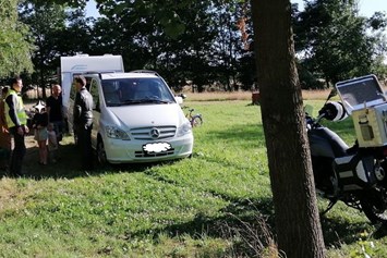 Wohnmobilstellplatz: Gäste empfangen Besuch - Hof Schwarzes Moor -Die ehemalige Heidschnuckenschäferei-