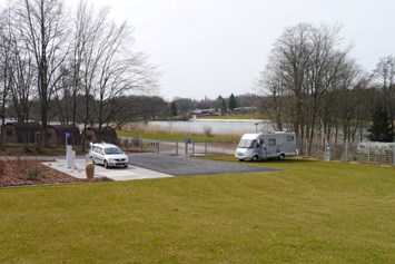 Wohnmobilstellplatz: Blick über den Reisemobilhafen zum Gederner See - Reisemobilhafen am Gederner See