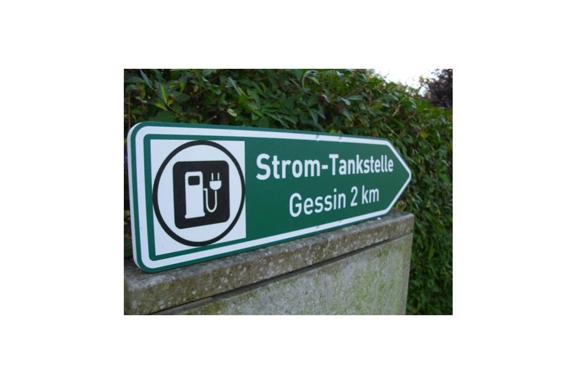 Wohnmobilstellplatz: Auf dem Hof bekommt man auch seine Elektrofahrzeuge wieder flott. - Mittelhof Gessin