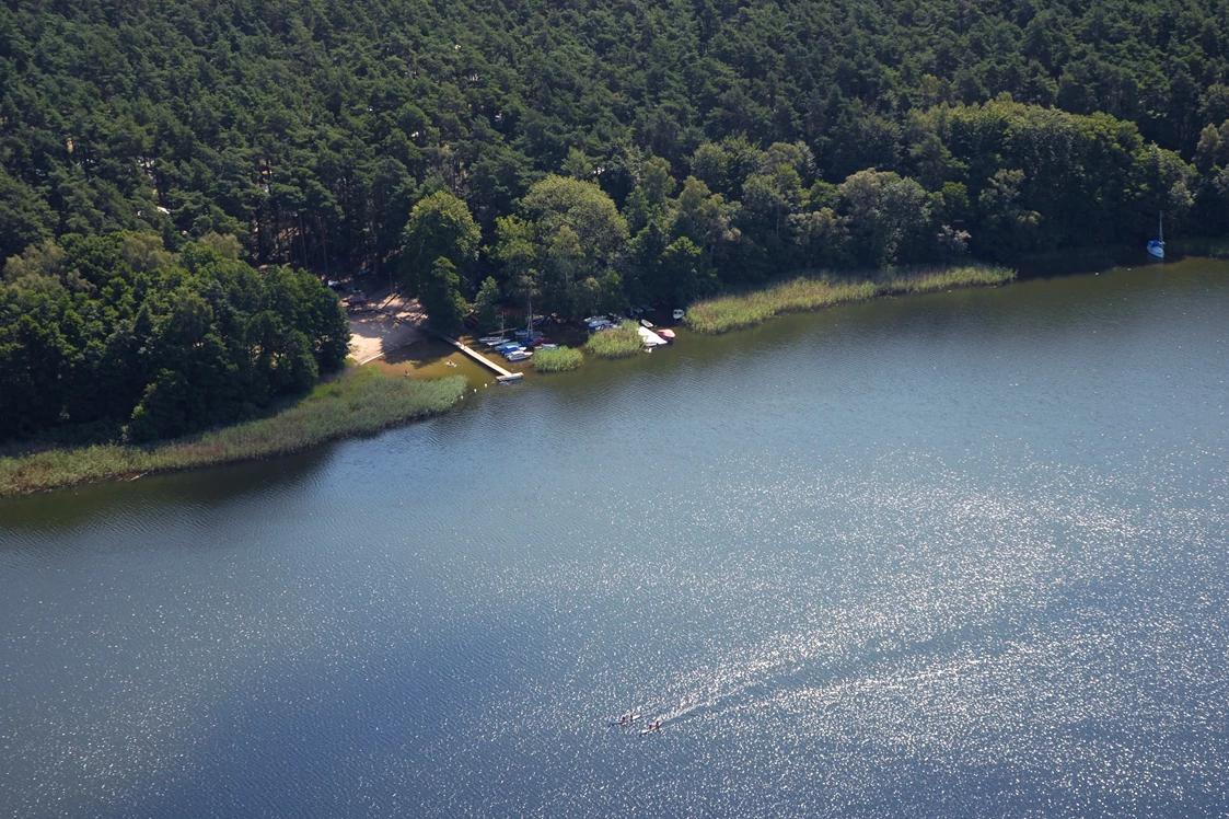 Wohnmobilstellplatz: Luftbild - Wohnmobilstellplatz und Campingplatz am Leppinsee, Schillersdorf