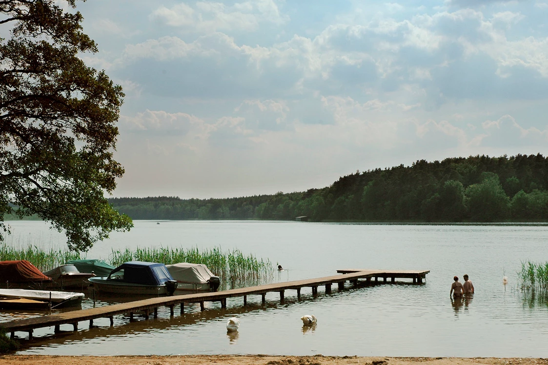 Wohnmobilstellplatz: Seeufer- Badesteg - Wohnmobilstellplatz und Campingplatz am Leppinsee, Schillersdorf