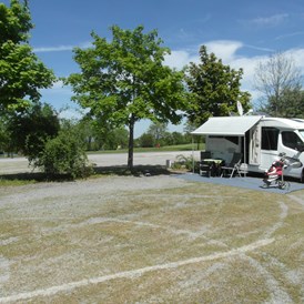 Wohnmobilstellplatz: Stellplatz - Wohnmobil und Caravan Stellplatz "Golfanlage Gut Sansenhof"