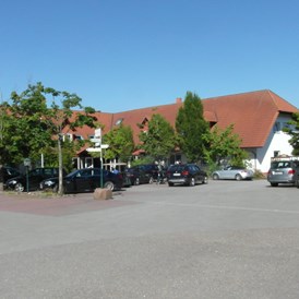 Wohnmobilstellplatz: Hotel Restaurant Gut Sansenhof Parkplatzansicht - Wohnmobil und Caravan Stellplatz "Golfanlage Gut Sansenhof"