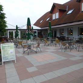 Wohnmobilstellplatz: Terrasse - Wohnmobil und Caravan Stellplatz "Golfanlage Gut Sansenhof"