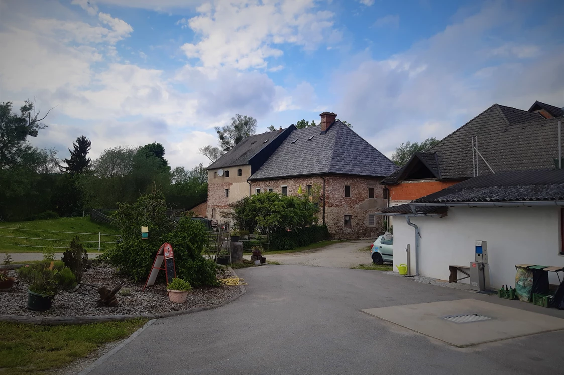 Wohnmobilstellplatz: Ver- u. Entsorgungsstation
beidseitig befahrbar - Camping-Stellplatz Hofmühle