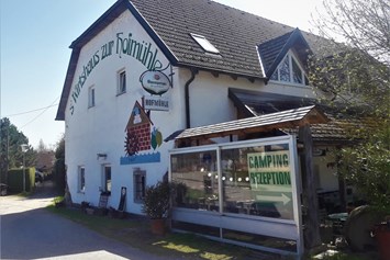 Wohnmobilstellplatz: Rezeption mit Getränkeangebot - Camping-Stellplatz Hofmühle