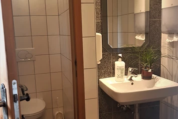 Wohnmobilstellplatz: Toilette Stellplatz,Rezeption - Camping-Stellplatz Hofmühle