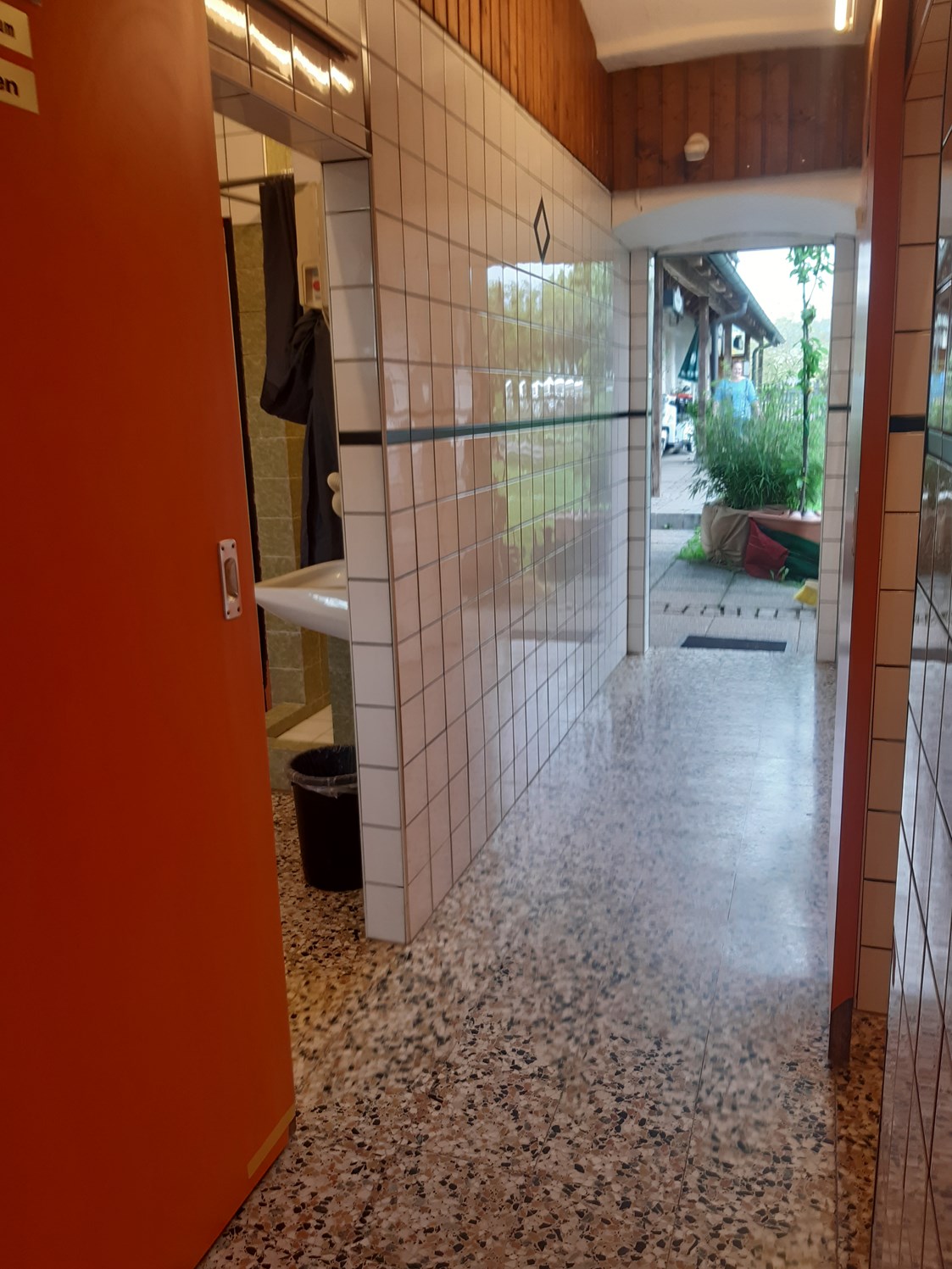 Wohnmobilstellplatz: Dusche u. Toilette
Stellplatz, Tennis
in die Jahre gekommen aber gepflegt  :) - Camping-Stellplatz Hofmühle