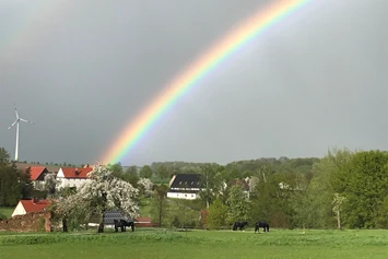 Wohnmobilstellplatz: Regenbogen über unseren Ort - Womo Stellplatz Friesenhof Wieratal