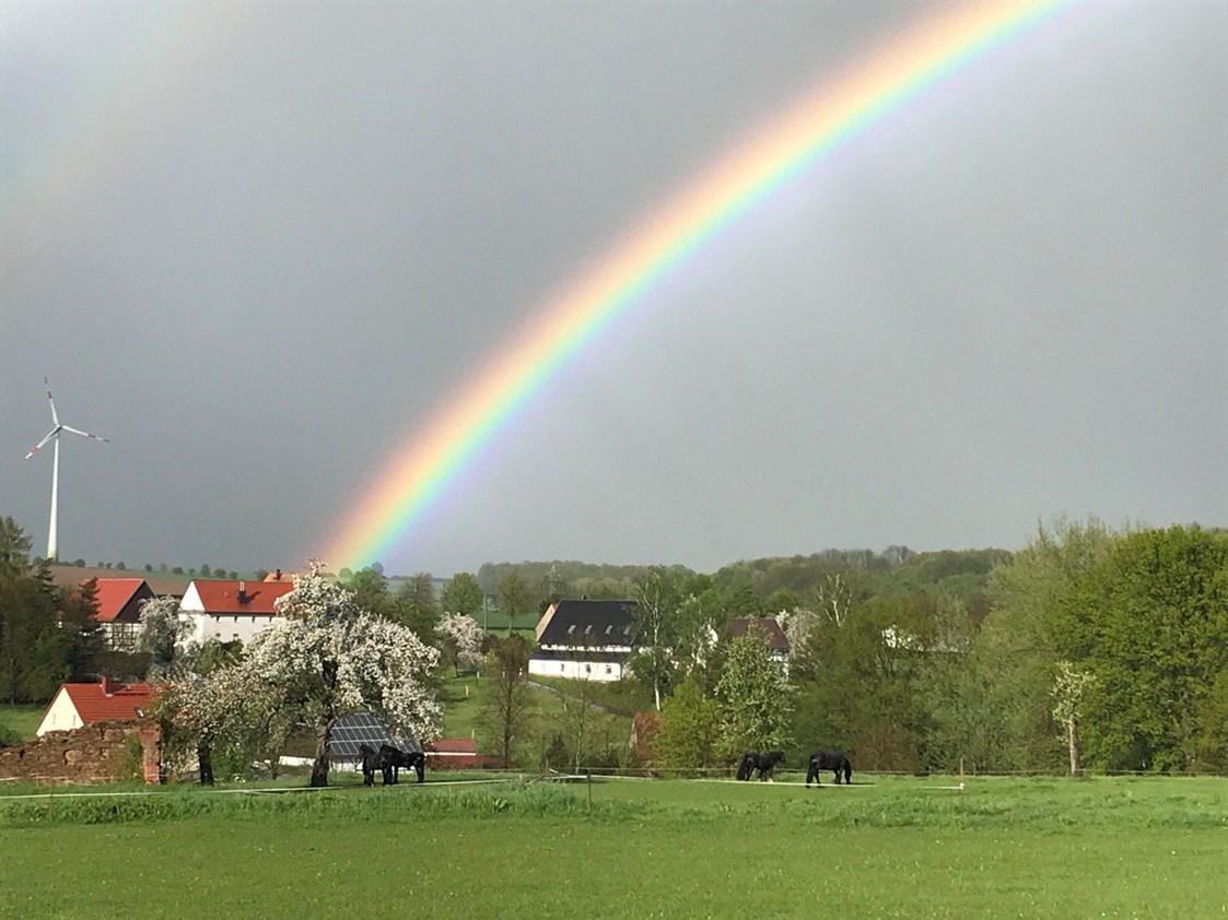 Wohnmobilstellplatz: Regenbogen über unseren Ort - Womo Stellplatz Friesenhof Wieratal