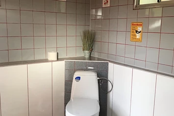 Wohnmobilstellplatz: Dusch-u. WC-Bereich - Womo Stellplatz Friesenhof Wieratal