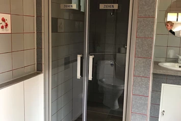 Wohnmobilstellplatz: Dusch-u. WC-Bereich - Womo Stellplatz Friesenhof Wieratal