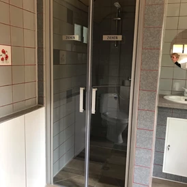 Wohnmobilstellplatz: Dusch-u. WC-Bereich - Womo Stellplatz Friesenhof Wieratal