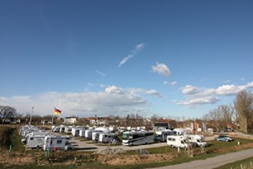 Wohnmobilstellplatz: Frühjahr - Friedrichstädter Wohnmobilstellplatz