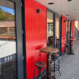 Wohnmobilstellplatz: Das Eisenbahner-Cafe bietet einen sehr gepflegten Außenbereich und Sitzmöglichkeiten für jede Tageszeit. - Zentrum Via Adrina