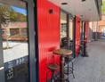 Wohnmobilstellplatz: Das Eisenbahner-Cafe bietet einen sehr gepflegten Außenbereich und Sitzmöglichkeiten für jede Tageszeit. - Zentrum Via Adrina