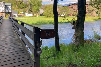 Wohnmobilstellplatz: Der Ziegensteg verbindet die beiden Ederseiten und hilft Radfahrern und Wanderern trockenen Fußes über den Fluss.  - Zentrum Via Adrina