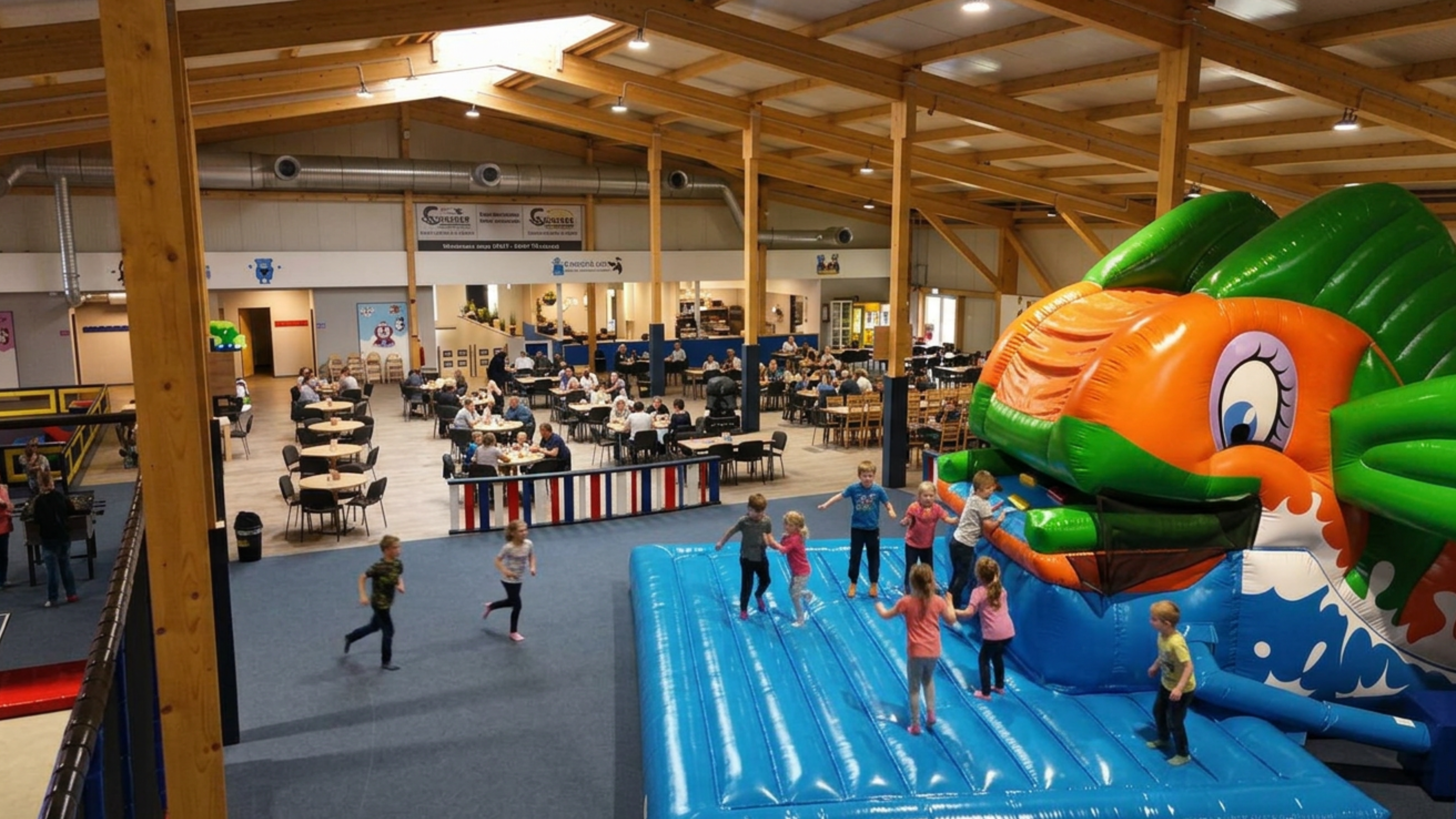 Wohnmobilstellplatz: Die Indoorspielewelt "Kinnerkram" beim Campingplatz am Emsdeich Ostfriesland garantiert ganzjährigen Urlaub mit der Familie. Mit dem Kids-VIP-Pass erhalten Kinder ermäßigten Eintritt. - Stellplatz am "Freizeitpark Am Emsdeich" Ostfriesland - Freizeit