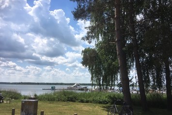 Wohnmobilstellplatz: Sicht auf den Peenestrom  - Sportboothafen Ziemitz