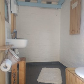 Wohnmobilstellplatz: Unser Camp-Bad mit Dusche und Bio-Trenntoilette. - Hamburg - Hausbruch ( privater Stellplatz )