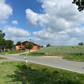 Wohnmobilstellplatz: Stellplatz in Ostthüringen auf dem Land, an der Tischlerei