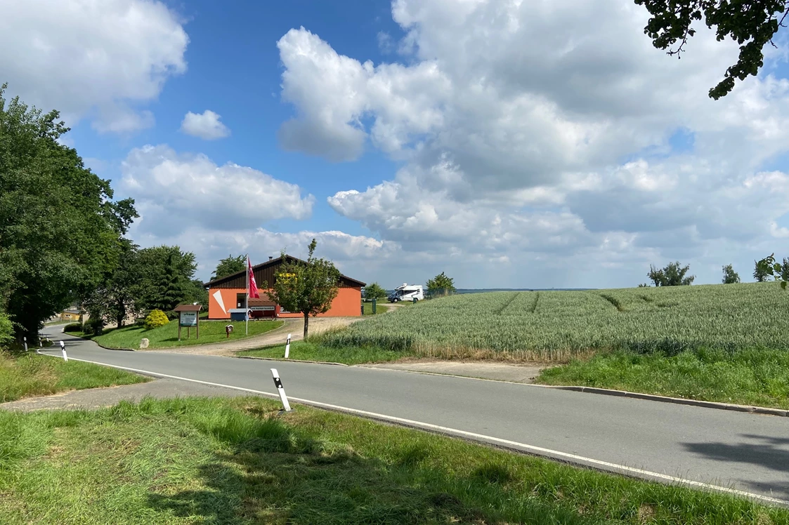 Wohnmobilstellplatz: Stellplatz in Ostthüringen auf dem Land, an der Tischlerei