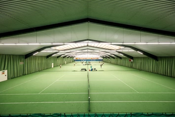 Wohnmobilstellplatz: Sportanlage (Tennis, Badminton, Squash) - Parkplatz am Hotel Sportwelt