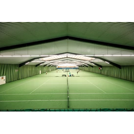 Wohnmobilstellplatz: Sportanlage (Tennis, Badminton, Squash) - Parkplatz am Hotel Sportwelt