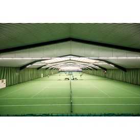 Wohnmobilstellplatz: Sportanlage (Tennis, Badminton, Squash) - Parkplatz am Hotel Sportwelt