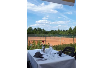 Wohnmobilstellplatz: Terrasse vom TIMMERMANNSrestaurant (Hotel) - Parkplatz am Hotel Sportwelt